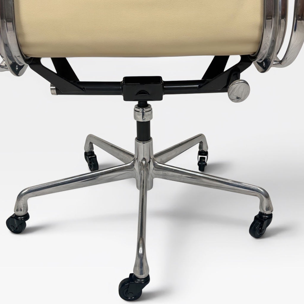 Herman Miller Eames Aluminum Group Soft Pad Management Chair Herman Miller Eames Soft Pad Executive Chair-Parchment Cream / Off-White Leather