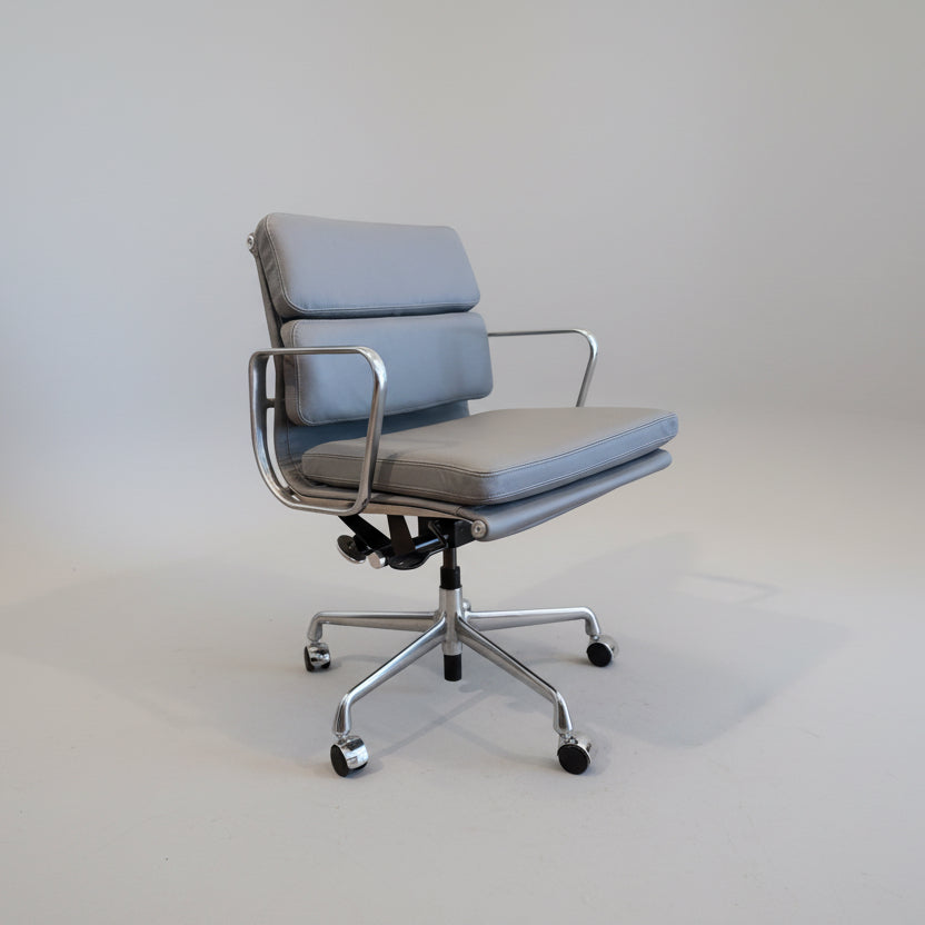 Herman Miller Eames Aluminum Group – Soft Pad Management Chair