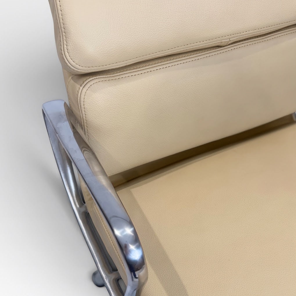 Herman Miller Eames Aluminum Group Soft Pad Management Chair Herman Miller Eames Soft Pad Executive Chair-Parchment Cream / Off-White Leather