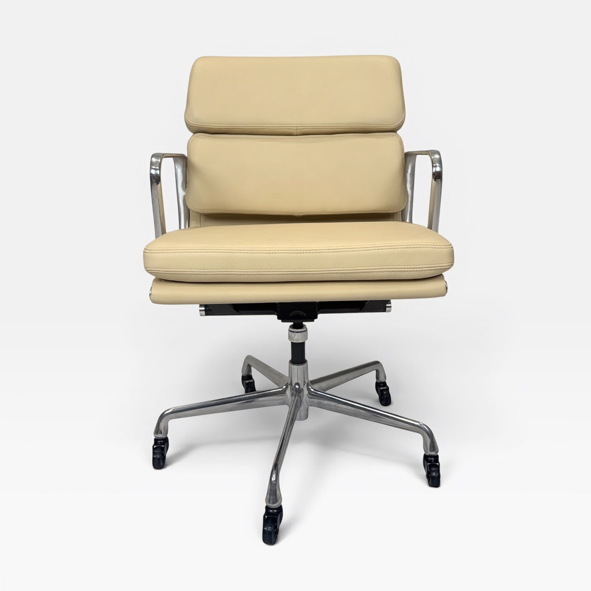 Herman Miller Eames Aluminum Group Soft Pad Management Chair Herman Miller Eames Soft Pad Executive Chair-Parchment Cream / Off-White Leather