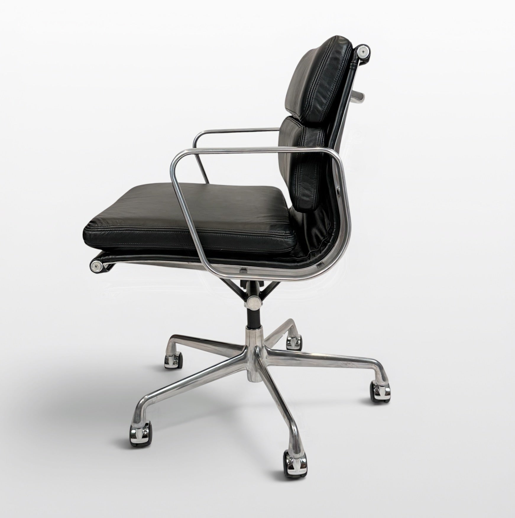 Herman Miller Eames Aluminum Group Soft Pad Management Chair – Black Leather