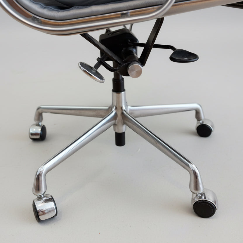 Herman Miller Eames Aluminum Group – Soft Pad Management Chair