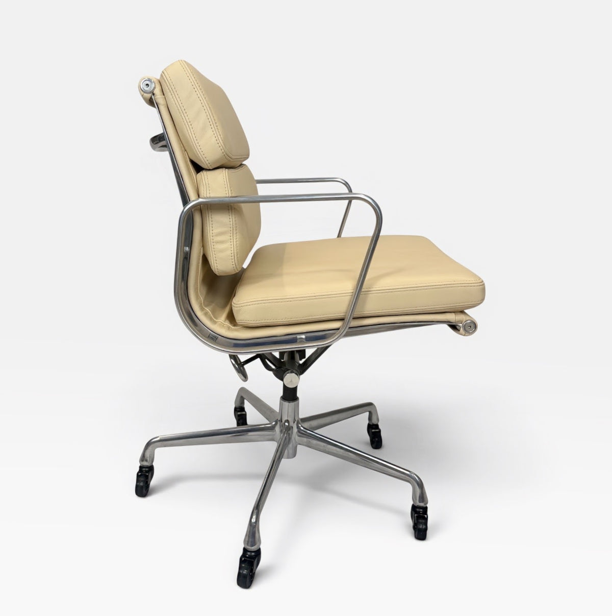 Herman Miller Eames Aluminum Group Soft Pad Management Chair Herman Miller Eames Soft Pad Executive Chair-Parchment Cream / Off-White Leather