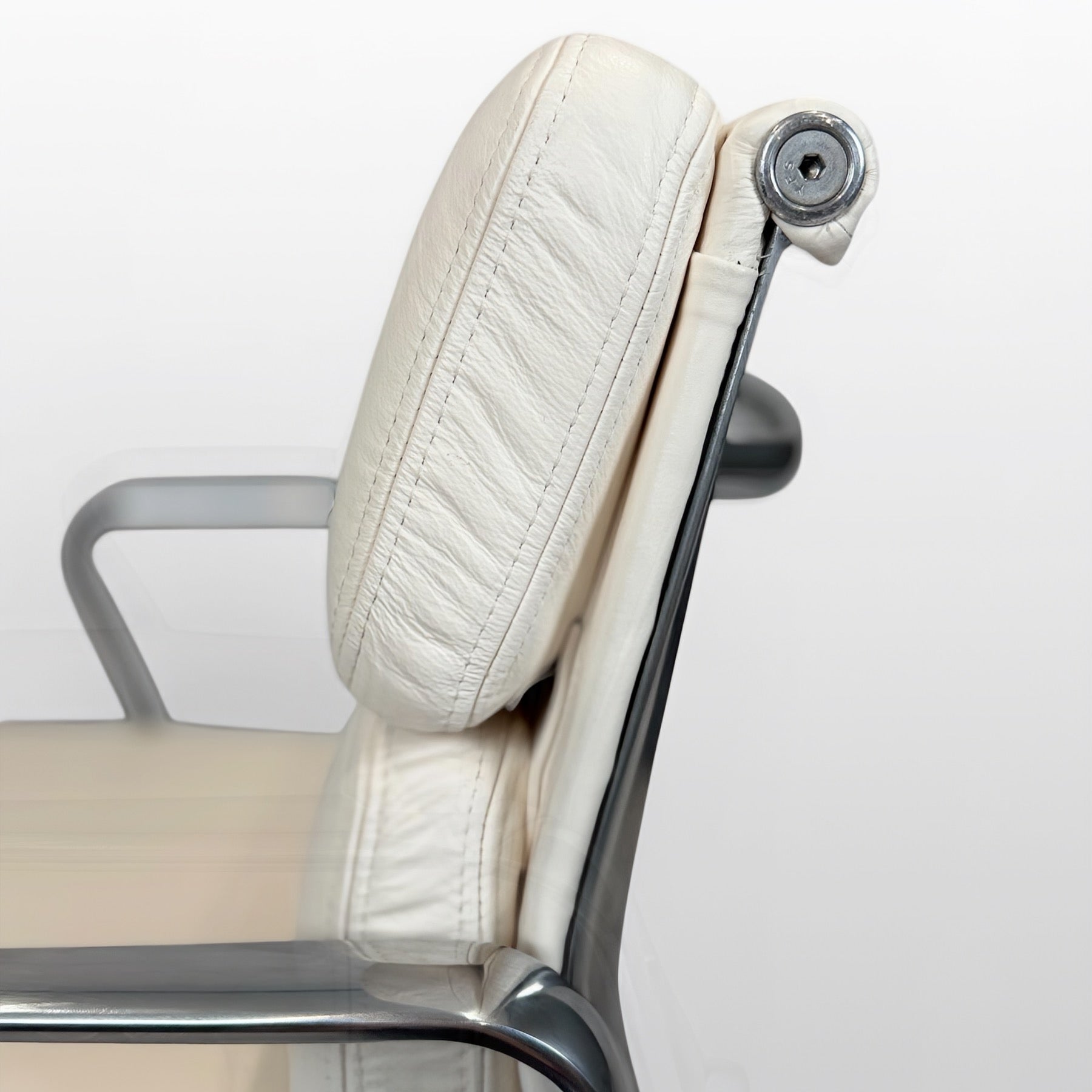 Eames Aluminum Group Soft Pad Management Chair by Herman Miller – Ivory Leather