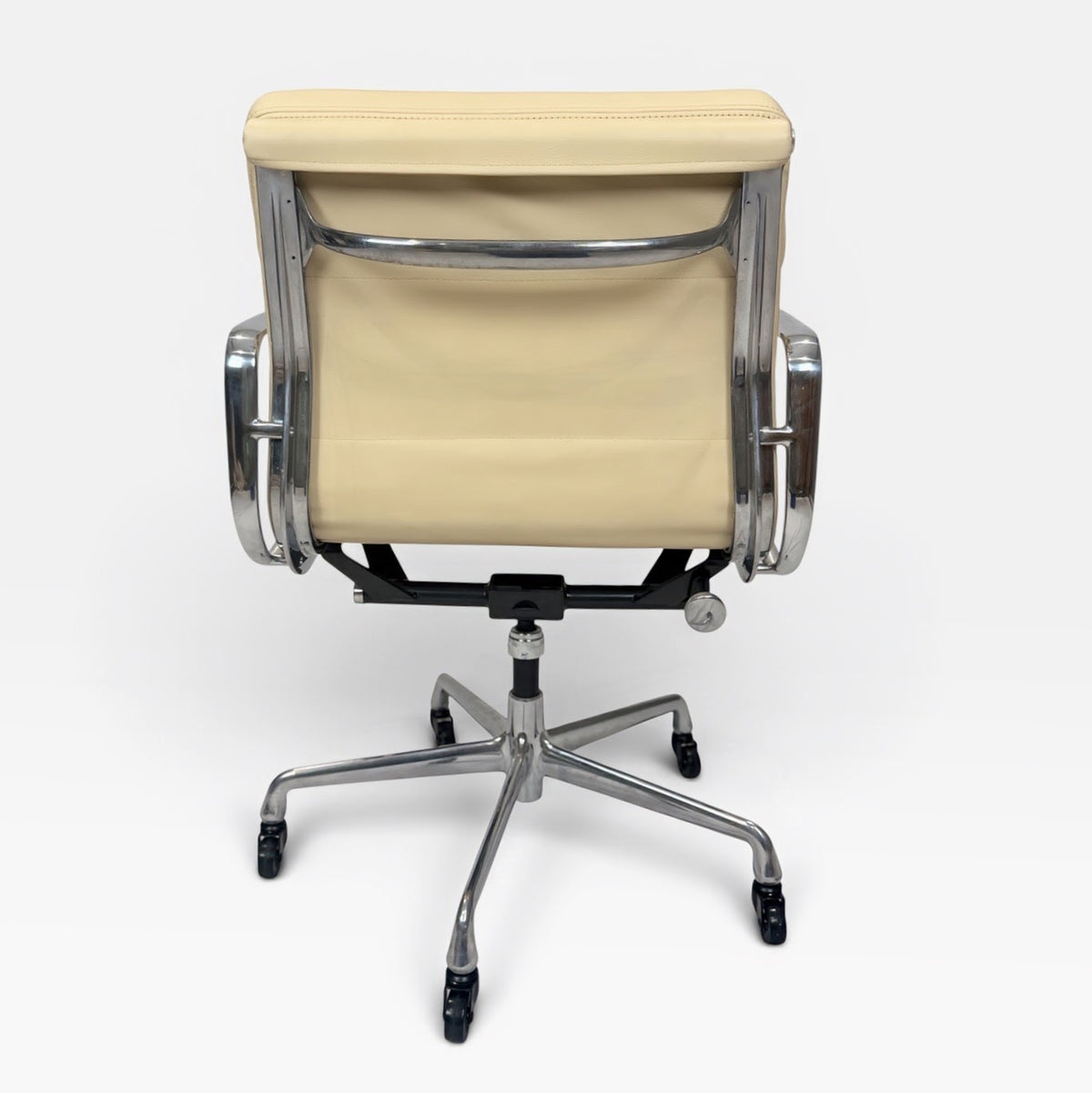 Herman Miller Eames Aluminum Group Soft Pad Management Chair Herman Miller Eames Soft Pad Executive Chair-Parchment Cream / Off-White Leather