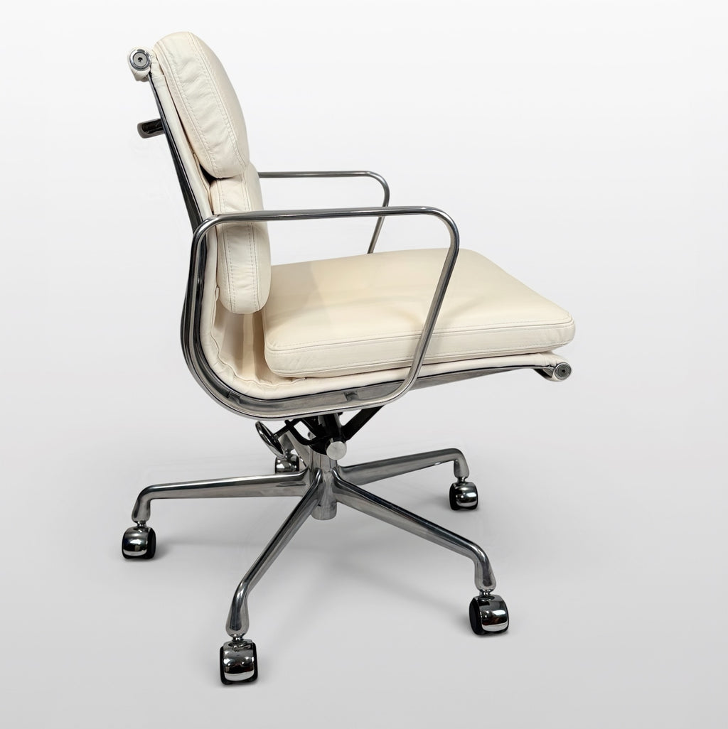 Eames Aluminum Group Soft Pad Management Chair by Herman Miller – Ivory Leather