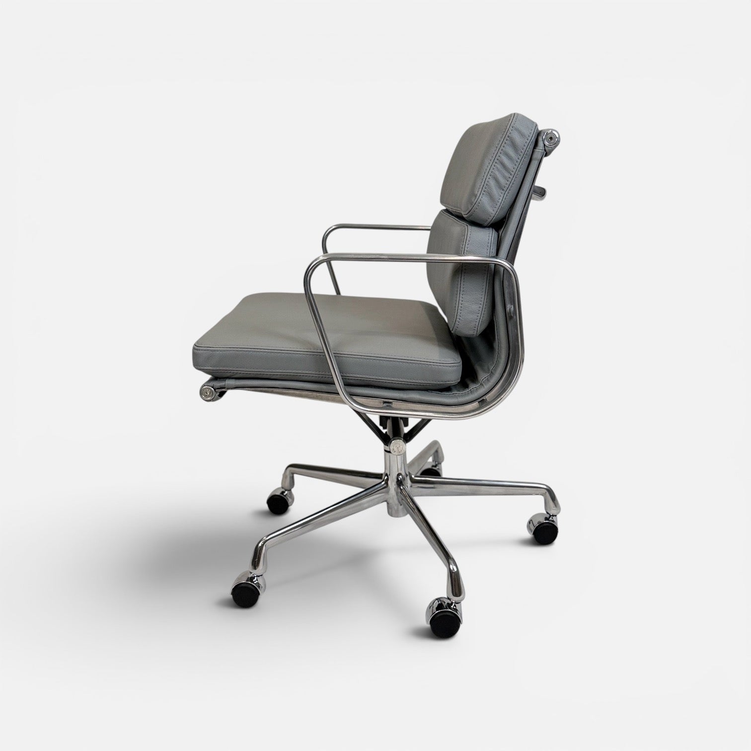 Herman Miller Eames Soft Pad Management Chair – Light Gray Leather
