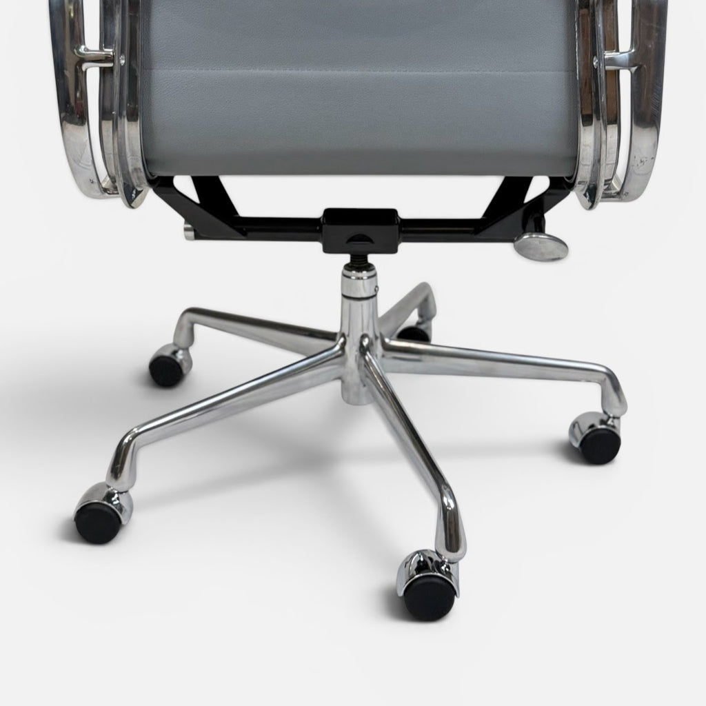 Herman Miller Eames Soft Pad Management Chair – Light Gray Leather