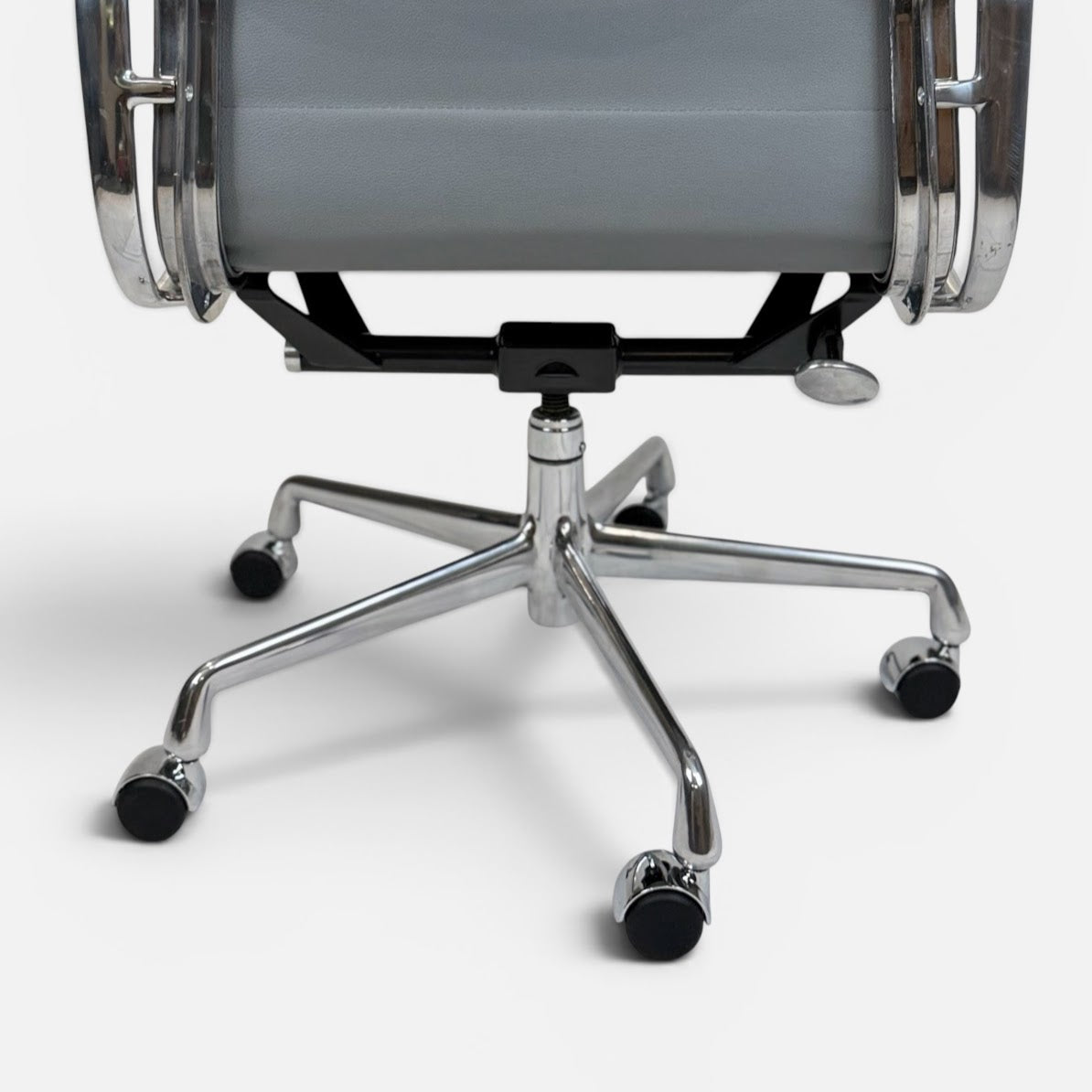 Herman Miller Eames Soft Pad Management Chair – Light Gray Leather