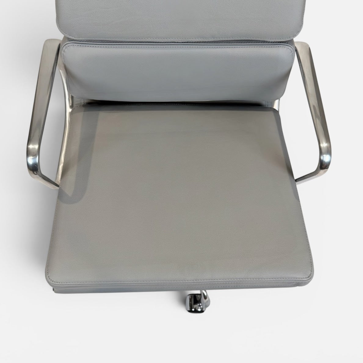 Herman Miller Eames Soft Pad Management Chair – Light Gray Leather